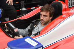 Fernando Alonso assis dans la voiture de Marco Andretti