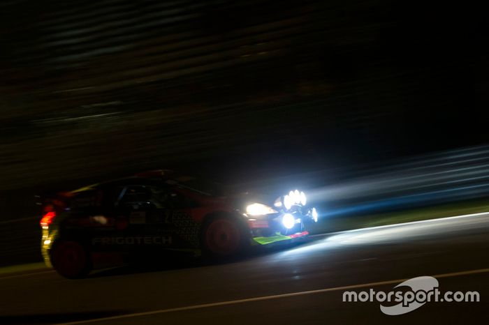 Acción de rally de noche