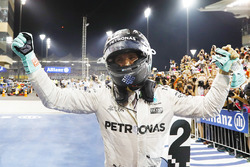 Друге місце і титул чемпіона світу Ніко Росберг, Mercedes AMG F1, святкує в закритому парку