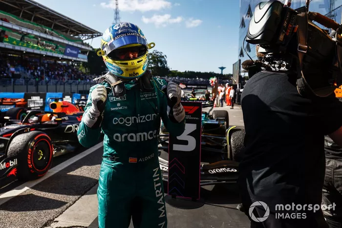 Fernando Alonso, Aston Martin F1 Team, 3ª posición, celebra su llegada al Parc Ferme