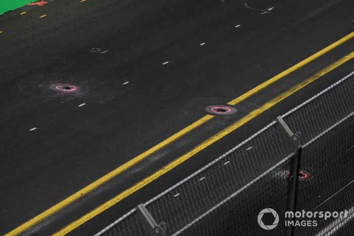Arquetas en la vía marcadas para su reparación