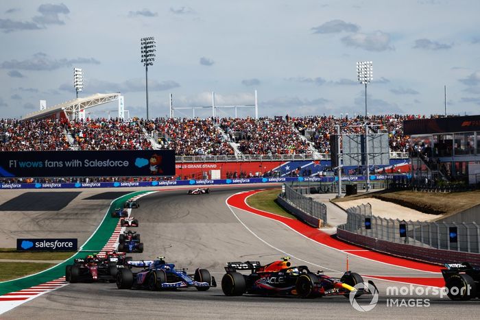 Sergio Pérez, Red Bull Racing RB19, Pierre Gasly, Alpine A523, Zhou Guanyu, Alfa Romeo C43