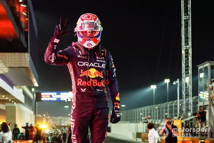 Max Verstappen, Red Bull Racing, 2º clasificado y campeón del mundo de pilotos 2023, celebra a su llegada al Parc Ferme tras la carrera Sprint.