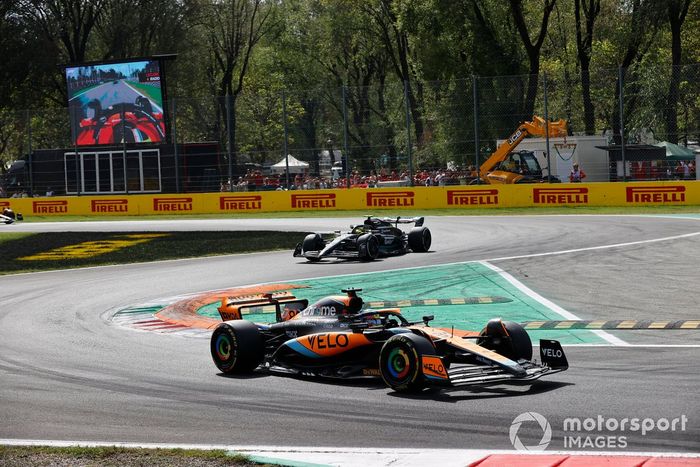 Oscar Piastri, McLaren MCL60, Lewis Hamilton, Mercedes F1 W14