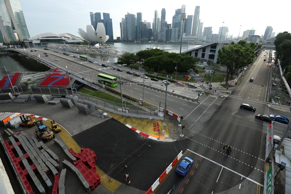 Samochody będą ścigać się w kierunku nowego zakrętu nr 16 (na dole zdjęcia), a następnie skręcą w prawo i przejadą obok nowej trybuny Bayfront Grandstand w zakręcie nr 17