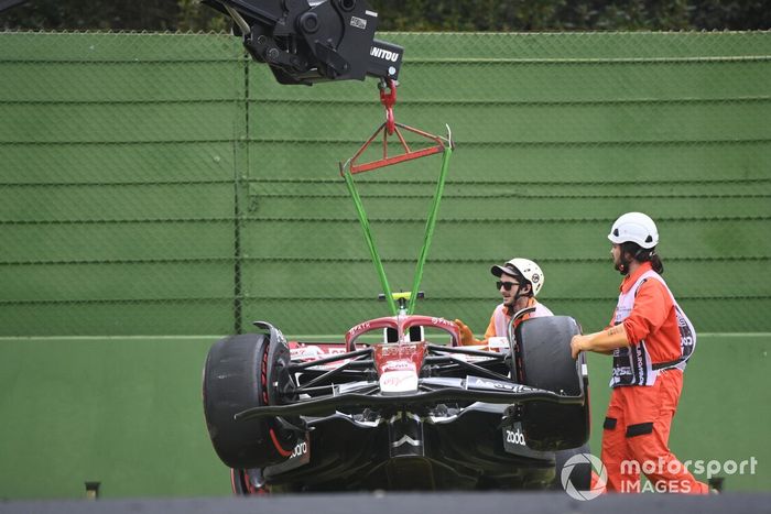 Oficiales de pista retiran el coche dañado de Zhou Guanyu, Alfa Romeo C42