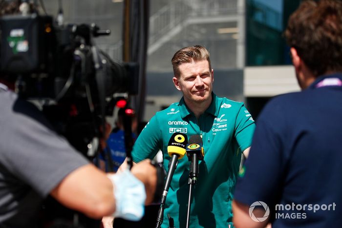 Nico Hulkenberg, Aston Martin, habla ante los medios