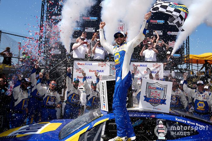 Ganador de la carrera Chase Elliott, Hendrick Motorsports, NAPA Auto Parts Chevrolet Camaro