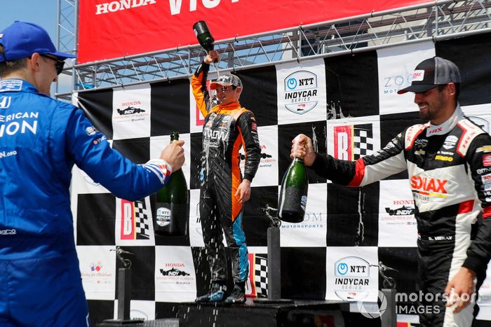El segundo lugar Alex Palou, Chip Ganassi Racing Honda, ganador Patricio O'Ward, Arrow McLaren SP Chevrolet, tercer lugar Rinus VeeKay, Ed Carpenter Racing Chevrolet celebran en Victory Lane
