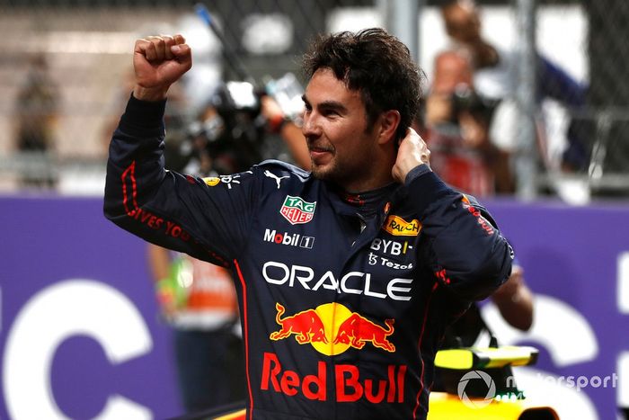 El ganador de la pole, Sergio Pérez, de Red Bull Racing, celebra en el Parc Ferme