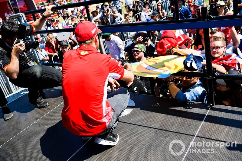 Sebastian Vettel, Ferrari, firma autografi