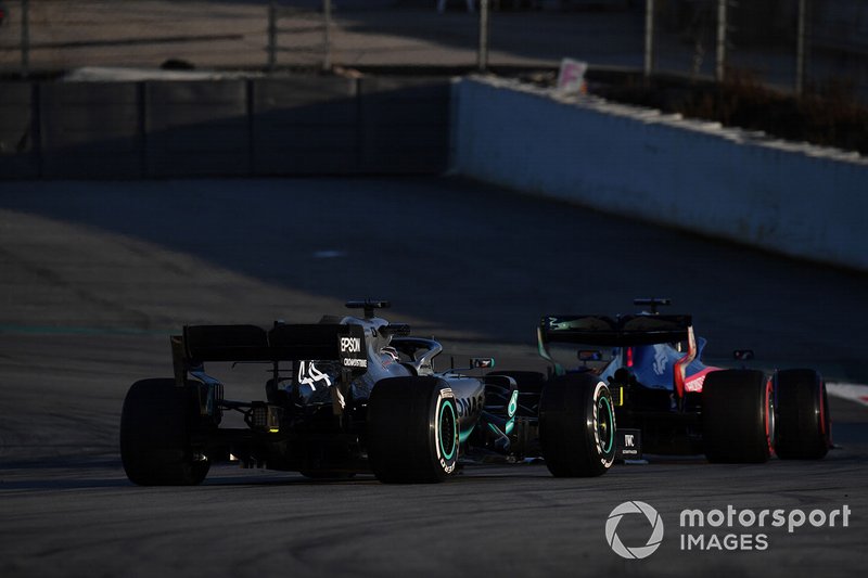 Льюис Хэмилтон, Mercedes AMG F1 W10, и Даниил Квят, Scuderia Toro Rosso STR14