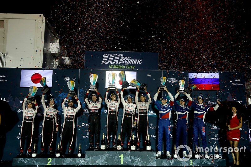 Podio: #8 Toyota Gazoo Racing Toyota TS050: Sébastien Buemi, Kazuki Nakajima, Fernando Alonso, #7 Toyota Gazoo Racing Toyota TS050: Mike Conway, Kamui Kobayashi, Jose Maria Lopez, y #11 SMP Racing BR Engineering BR1: Mikhail Aleshin, Vitaly Petrov, Brandon Hartley