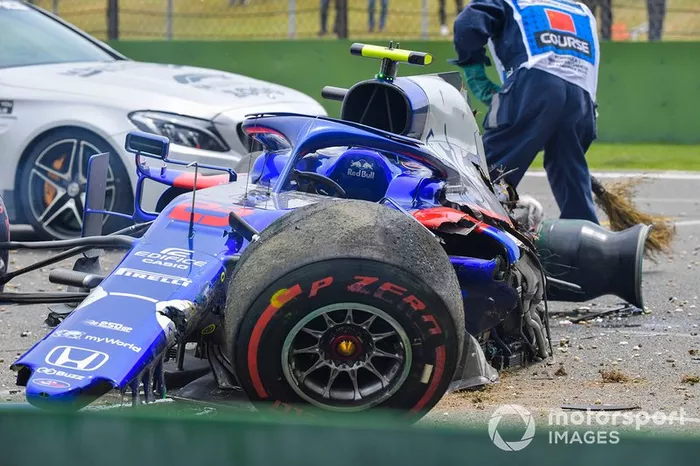 El coche dañado de Alexander Albon, Toro Rosso STR14, después de su accidente