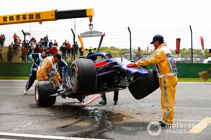 Los comisarios retiran el coche accidentado de Alexander Albon, Toro Rosso STR14