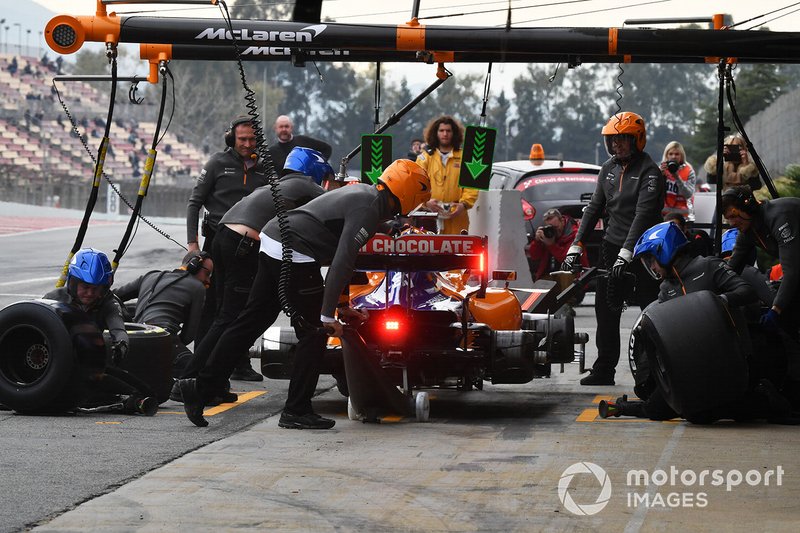Карлос Сайнс-мол., McLaren MCL34 pit stop
