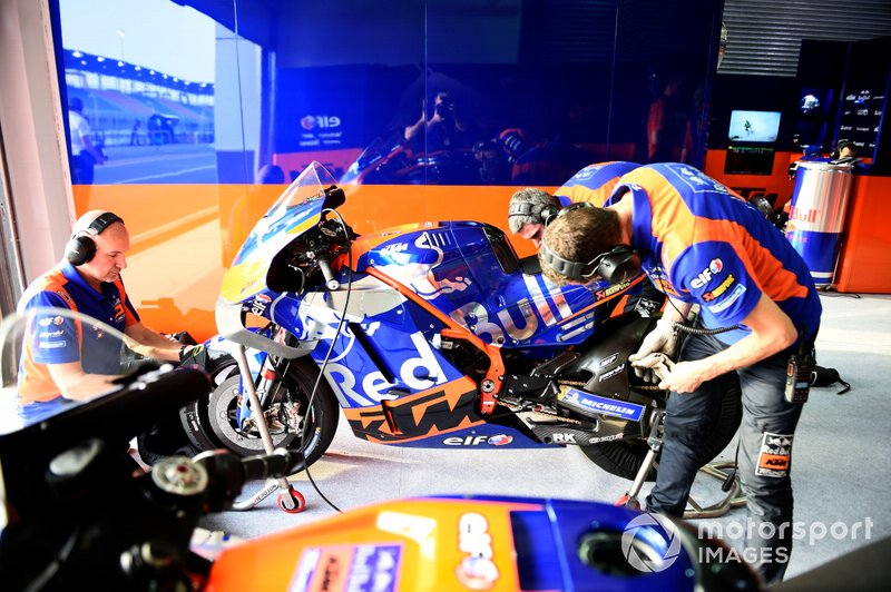 Meccanici Red Bull KTM Tech 3