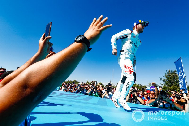 Sam Bird, Envision Virgin Racing, 1° classificato, corre sul podio