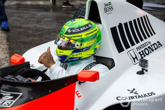 Lewis Hamilton se prepara para conducir el McLaren MP4/5B de Ayrton Senna