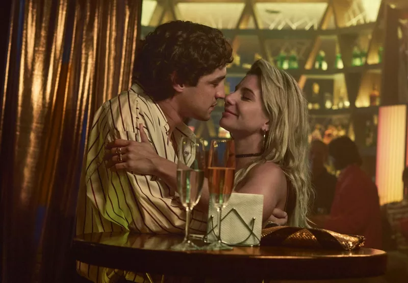Gabriel Leone als Ayrton Senna, Julia Foti als Adriane Galisteu in Senna