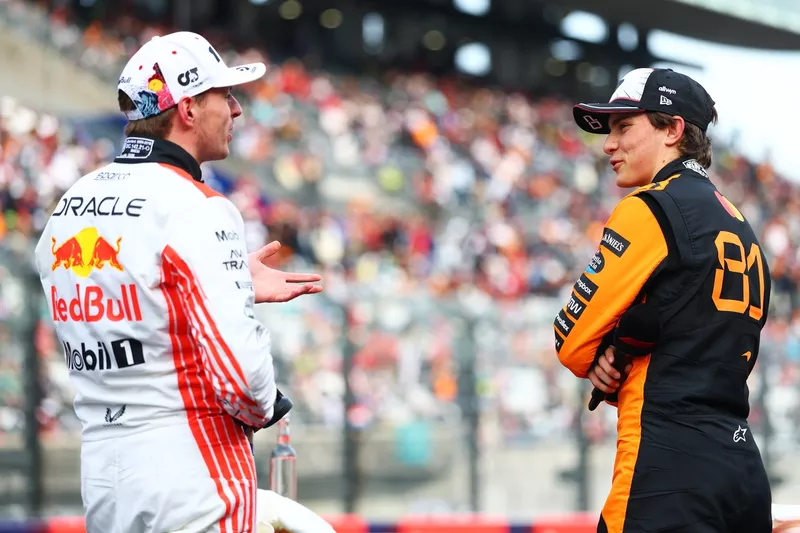 Oscar Piastri, McLaren, Max Verstappen, Red Bull Racing