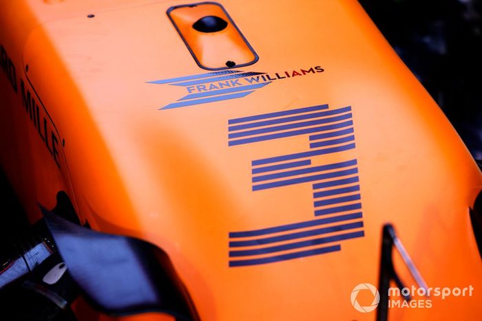 Daniel Ricciardo, McLaren MCL35M con el sticker en memoria de Frank Williams