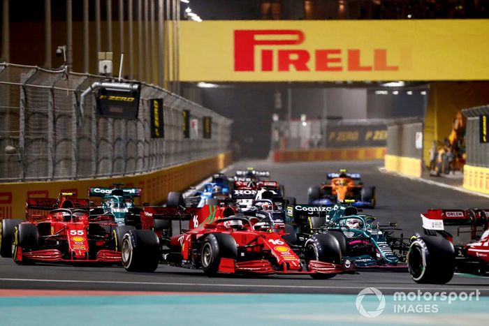 Sebastian Vettel, Aston Martin AMR21, Charles Leclerc, Ferrari SF21, y Carlos Sainz Jr, Ferrari SF21