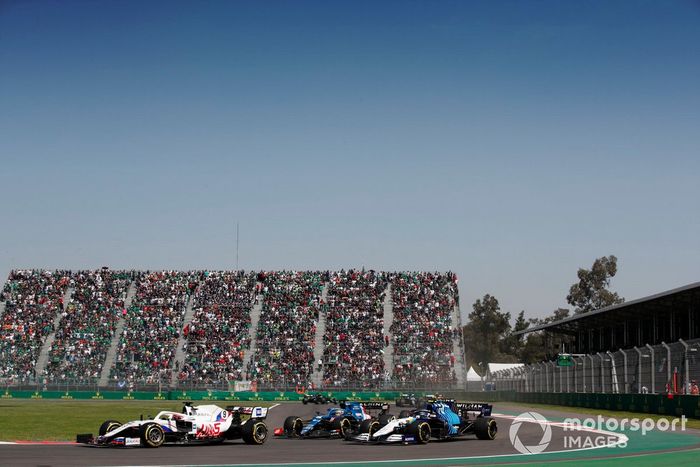 Nikita Mazepin, Haas VF-21, Fernando Alonso, Alpine A521, y Nicholas Latifi, Williams FW43B