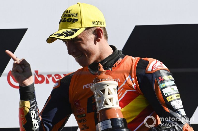 El ganador de la carrera y campeón del mundo Pedro Acosta, Red Bull KTM Ajo