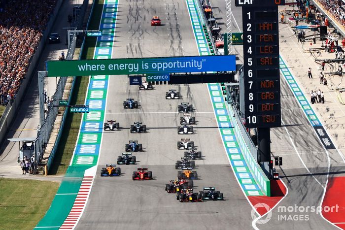 Max Verstappen, Red Bull Racing RB16B, Lewis Hamilton, Mercedes W12, Sergio Pérez, Red Bull Racing RB16B, Carlos Sainz Jr., Ferrari SF21, Daniel Ricciardo, McLaren MCL35M, Charles Leclerc, Ferrari SF21, y el resto de la parrilla de salida