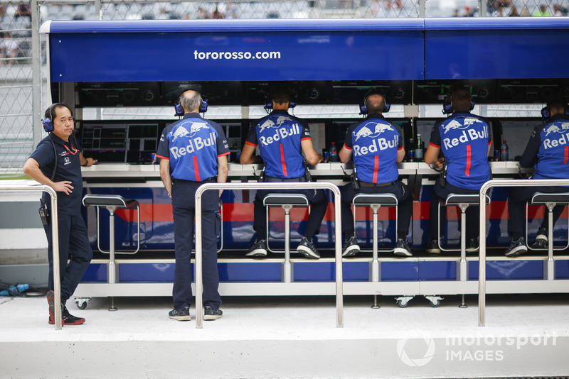 Dinding pit Scuderia Toro Rosso