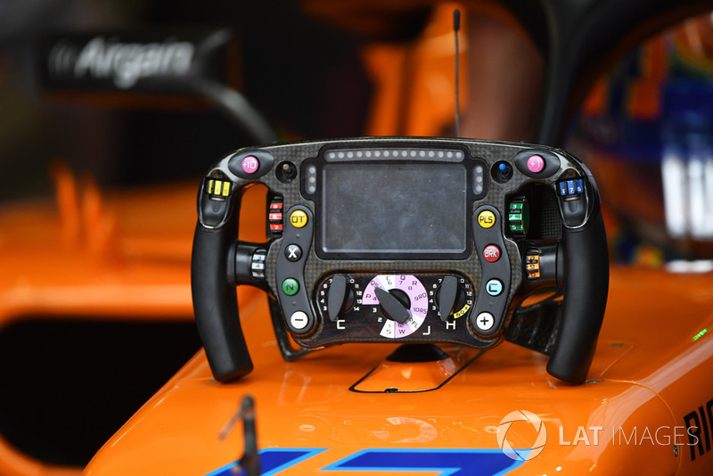 McLaren MCL33, kormány