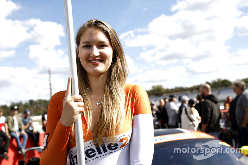 Una chica de la parrilla para #9 HONDA Team Schubert Motorsport Honda NSX GT3: Christopher Dreyspring, Giorgio Maggi