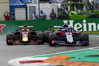 Daniel Ricciardo, Red Bull Racing RB14, ve Pierre Gasly, Toro Rosso STR13