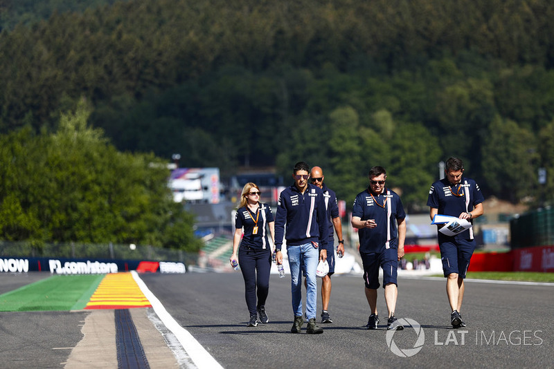 Esteban Ocon, Force India, parcourt la piste à pieds avec son équipe