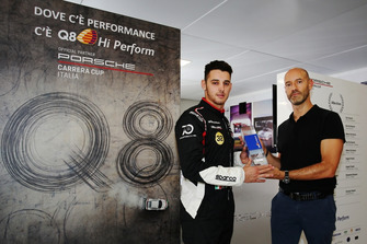 Gianmarco Quaresmini, Dinamic Motorsport, riceve il trofeo per la pole position