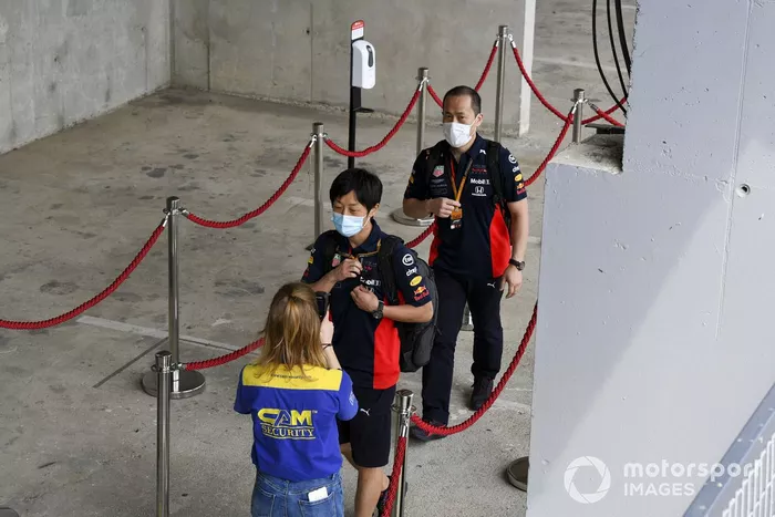 Ingenieros de Red Bull Racing ante un control de temperatura