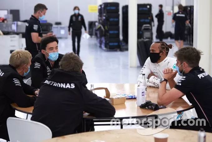 Lewis Hamilton, Mercedes F1 W09   con el equipo