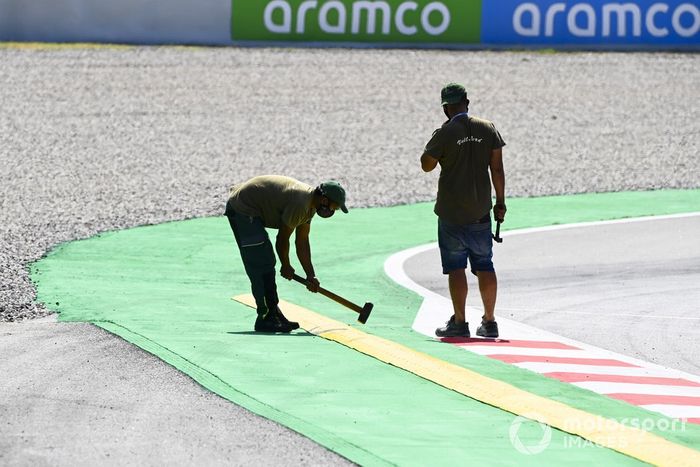 Trabajadores hacen reparaciones en la pista
