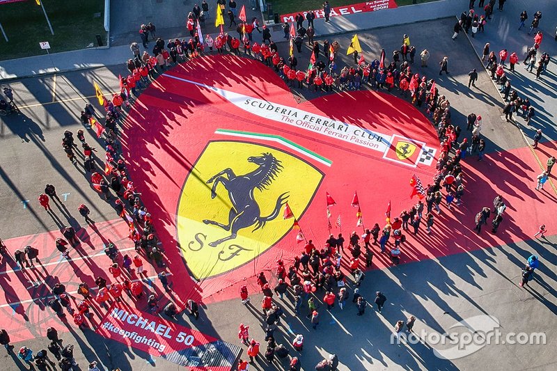 Un drapeau Ferrari à la présentation de l'exposition Michael 50 au musée Ferrari de Maranello