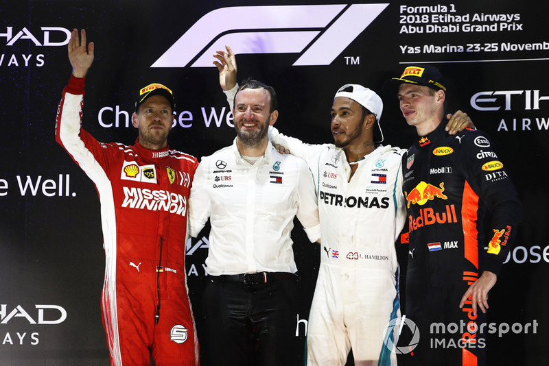 Sebastian Vettel, Ferrari, Bradley Lord, directeur de la communication de Mercedes, Lewis Hamilton, Mercedes AMG F1, et Max Verstappen, Red Bull Racing, sur le podium