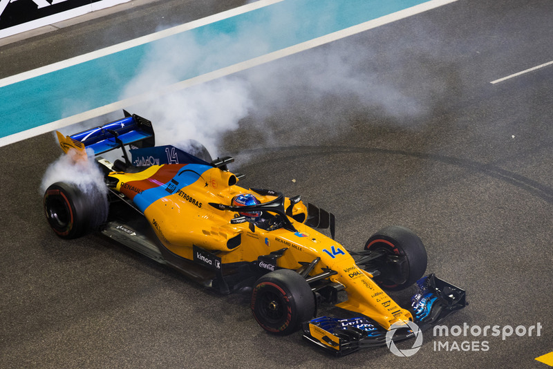 Fernando Alonso, McLaren MCL33, hace donas al final de su última carrera