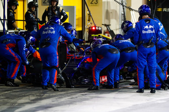 Pierre Gasly, Scuderia Toro Rosso STR13, maakt een stop