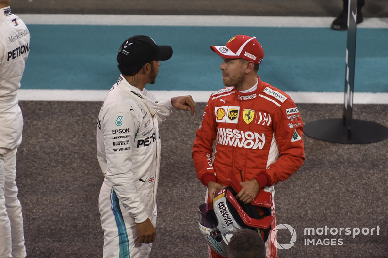 Lewis Hamilton, Mercedes AMG F1 y Sebastian Vettel, Ferrari en Parc Ferme