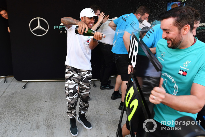 Ünneplés a garázs előt - Szocsi - Orosz Nagydíj - F1 2018