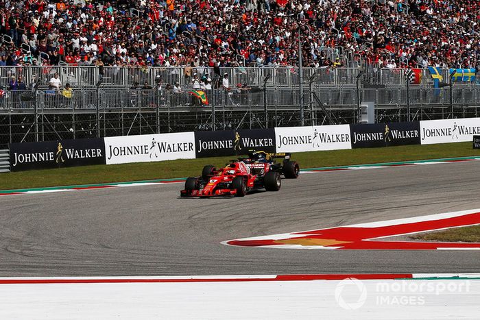 Sebastian Vettel, Ferrari SF71H y Carlos Sainz Jr., Renault Sport F1 Team R.S. 18 battle 