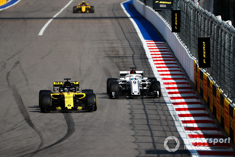 Nico Hulkenberg, Renault Sport F1 Team R.S. 18, leads Marcus Ericsson, Sauber C37, and Carlos Sainz Jr., Renault Sport F1 Team R.S. 18