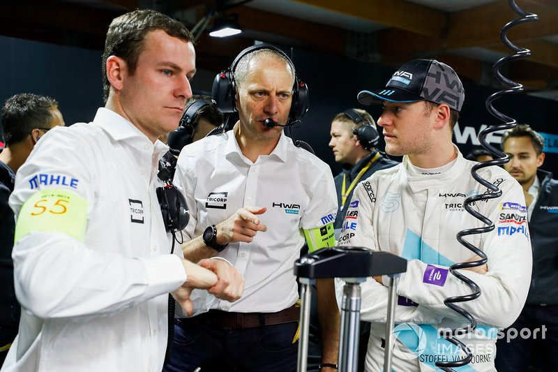Stoffel Vandoorne, HWA Racelab talks with engineer Tony Ross in the garage