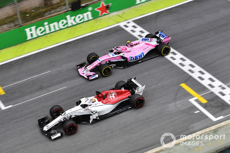 Маркус Эрикссон, Alfa Romeo Sauber C37, и Эстебан Окон, Racing Point Force India F1 VJM11