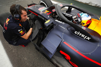 Daniel Ricciardo, Red Bull Racing, attend en bout de pitlane
